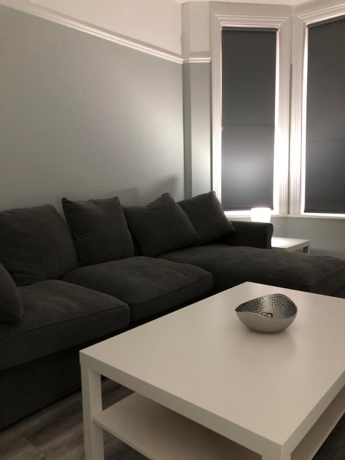 Entire Spacious 4 Bedroom Apartment In Борнмут Экстерьер фото