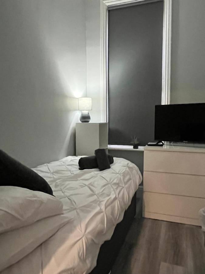 Entire Spacious 4 Bedroom Apartment In Борнмут Экстерьер фото