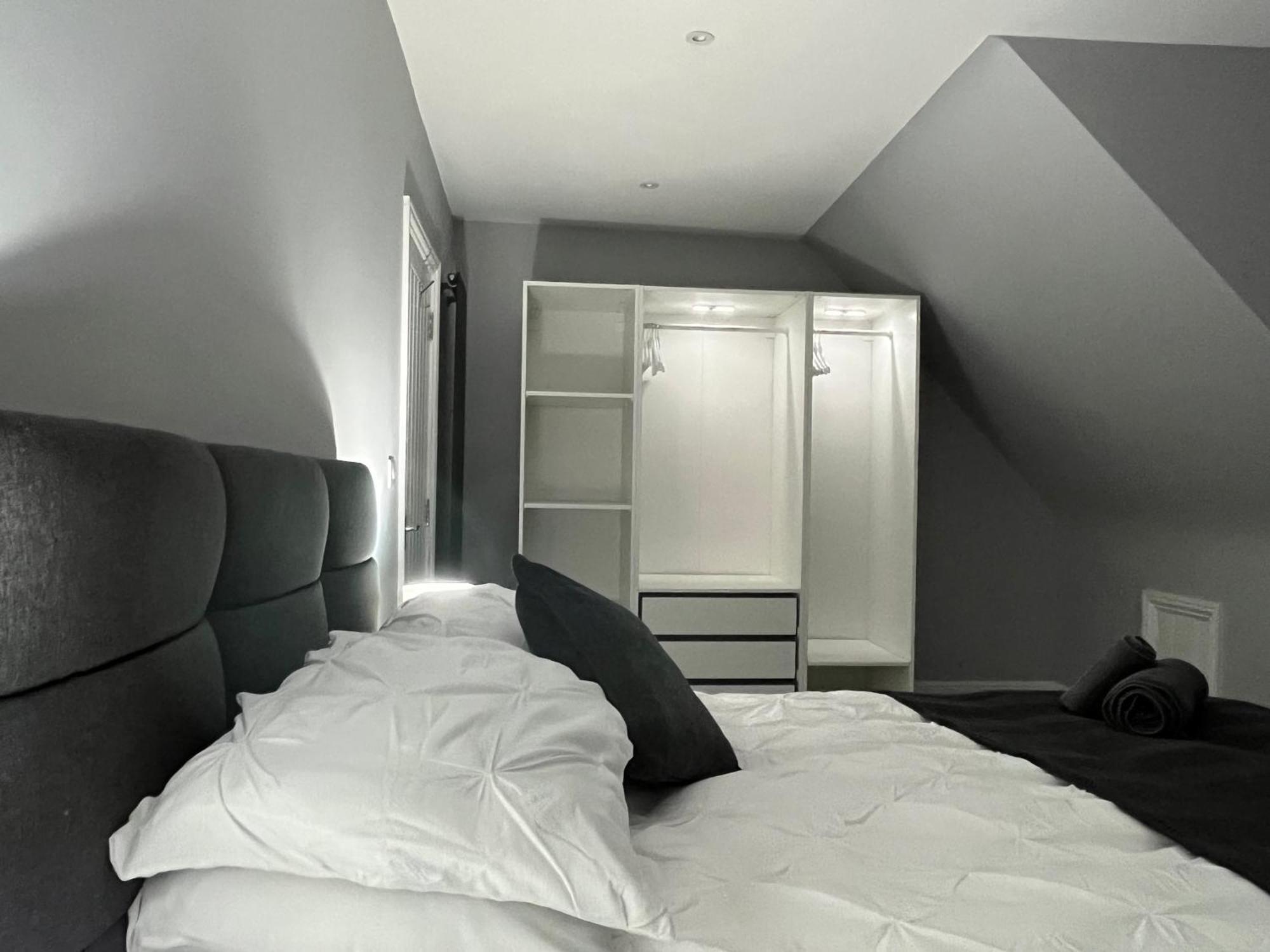 Entire Spacious 4 Bedroom Apartment In Борнмут Экстерьер фото